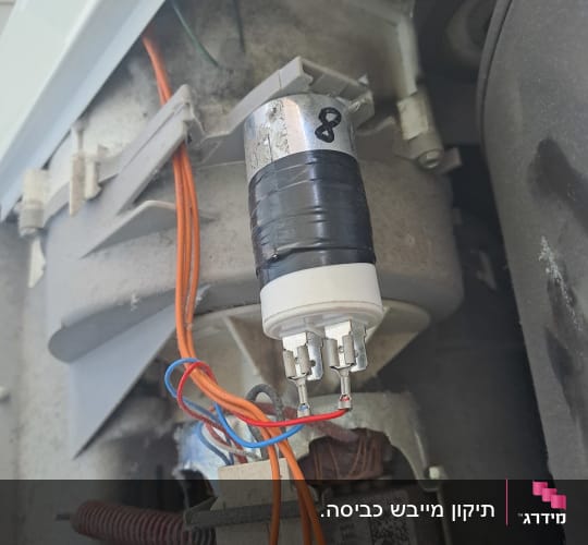 חלקים חשמליים עם חוטים בתוך מכשיר